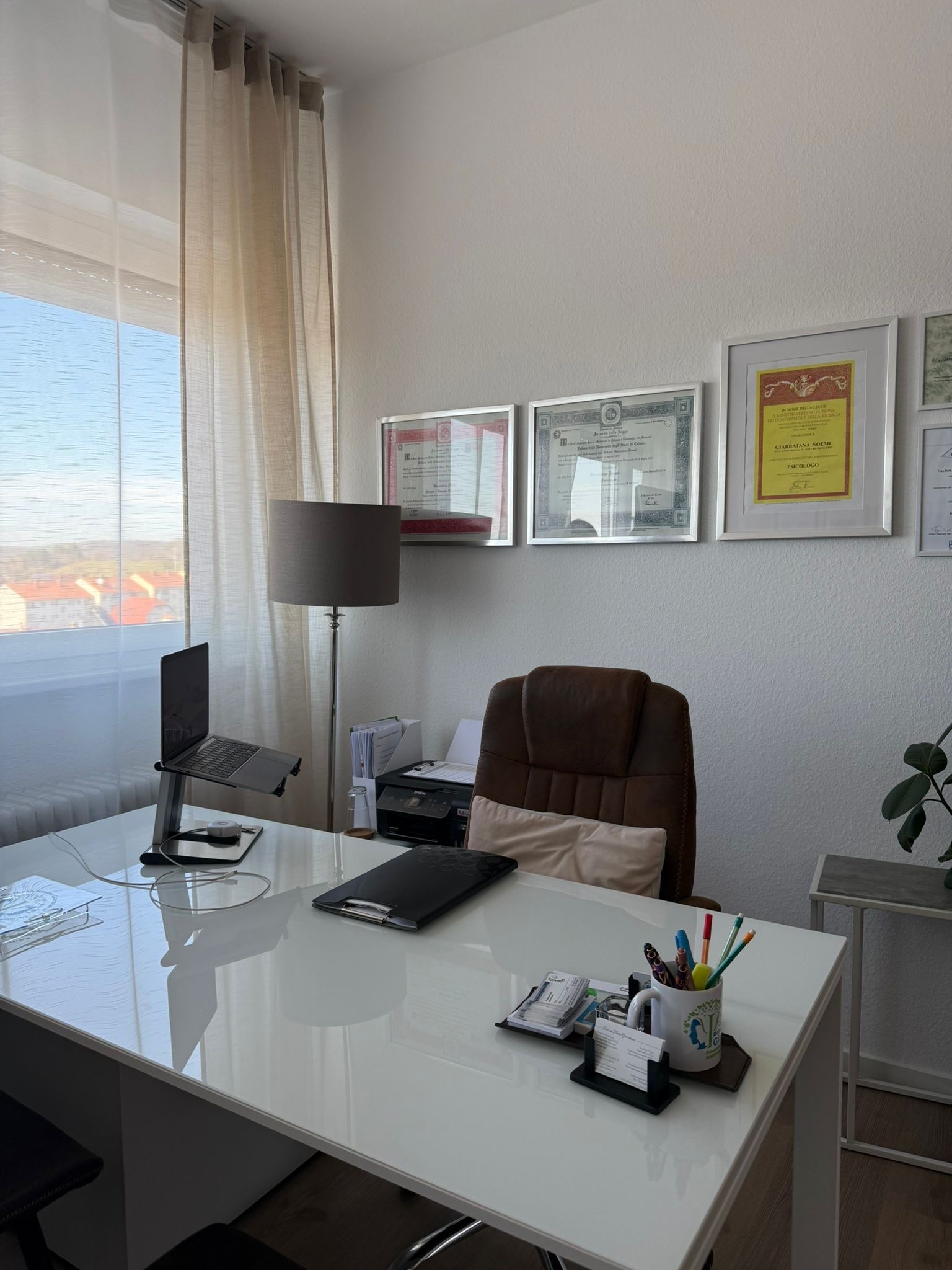 Scrivania e postazione di lavoro nello studio