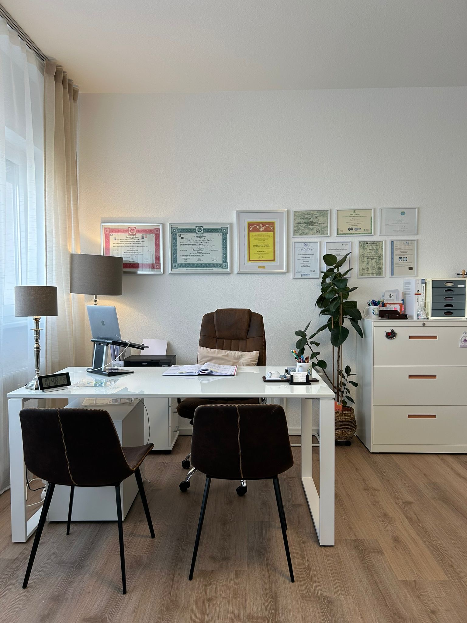 Studio con scrivania, sedute e certificazioni