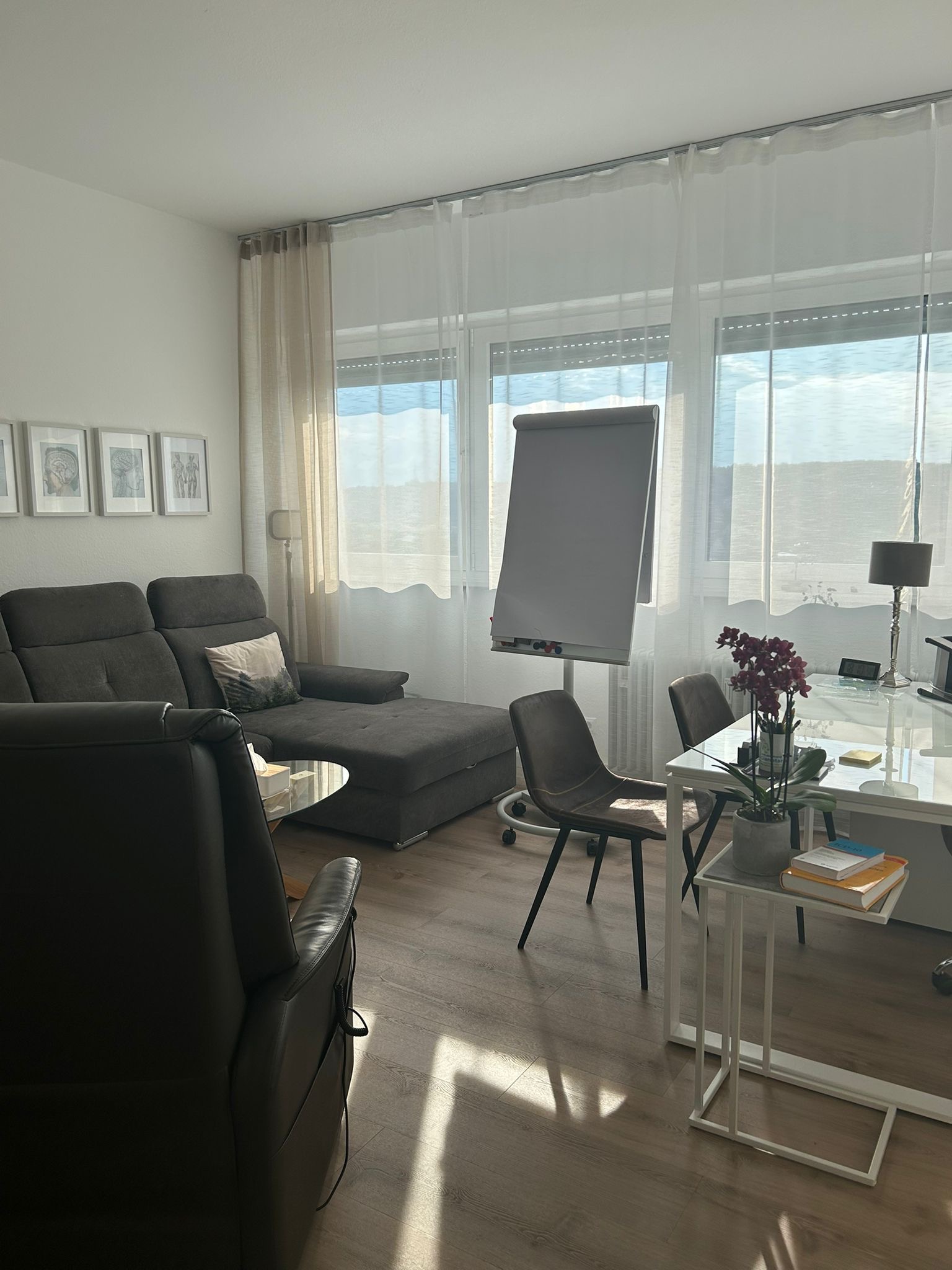 Ambiente con tavolino, orchidea e luce naturale